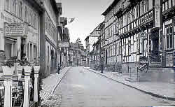 Rittergasse im Jahr 1935 mit Shelltankstelle