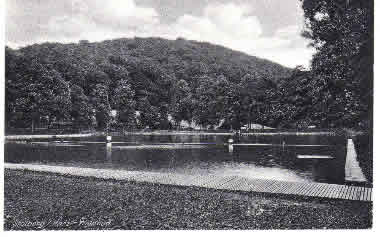 Vor dem 2. Weltkrieg gingen Holzstege um das Waldbad herum